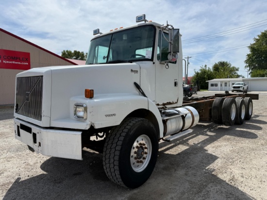 2000 Volvo WG64 Cab & Chassis