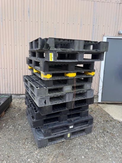 (10) Plastic Pallets