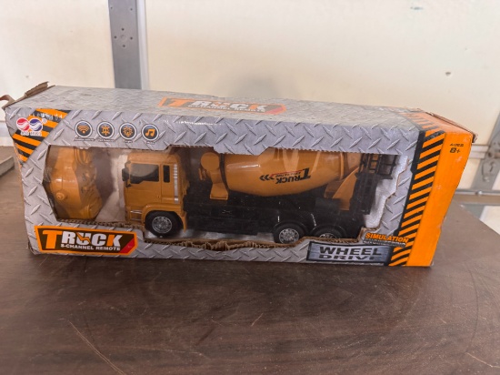 Future 1:24 Scale Remote Control Concrete Truck