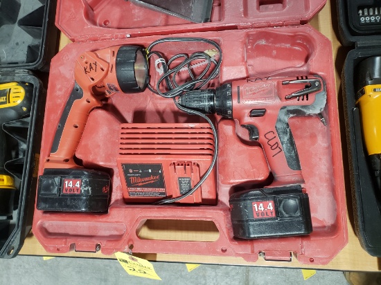 Milwaukee 14.4V Drill w/Flash Light, Charger & Case