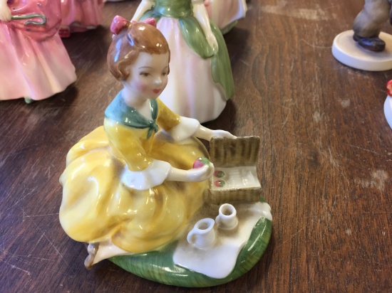 1964 ROYAL DOULTON FIGURINE "PICNIC" H.N. 2308