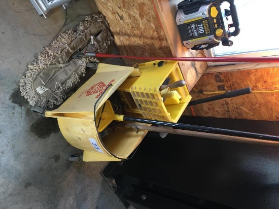 RUBBERMAID MOP BUCKET, MOPS & DUST BROOM