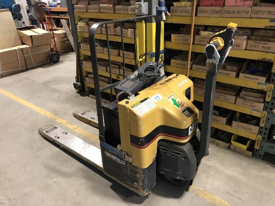 CATERPILLAR MODEL: NPP40 ELECTRIC PALLET JACK, S/N: 2CL02483 (NEEDS BATTERY)