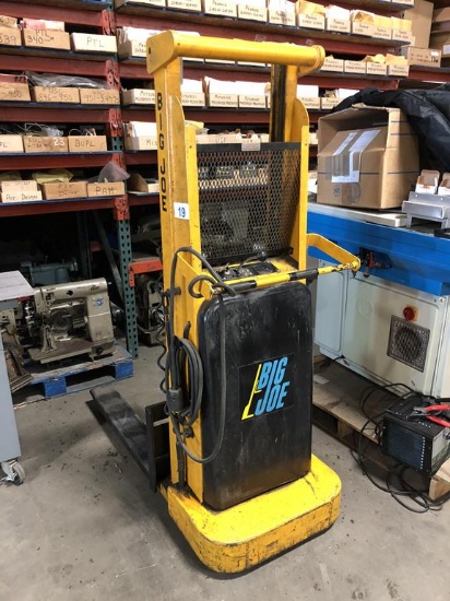 BIG JOE MODEL: 2024-R5S ELECTRIC PALLET LIFT, 2,000LB CAPACITY, S/N: 78109 (NEEDS BATTERY)