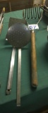 LOT: POTATO MASHER & (2) SKIMMERS