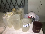 LOT OF ASSORTED PLASTICWARE