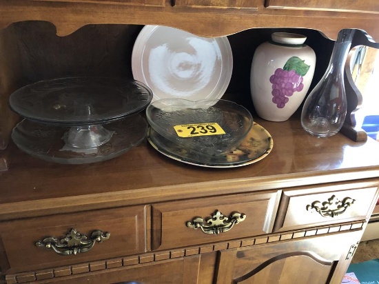 PEDESTAL STAND, VASE & DECORATIVE PLATES
