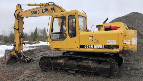 1995 JOHN DEERE 590D HYDRAULIC EXCAVATOR, HOURS: 12,288 S/N: FF590DX002619