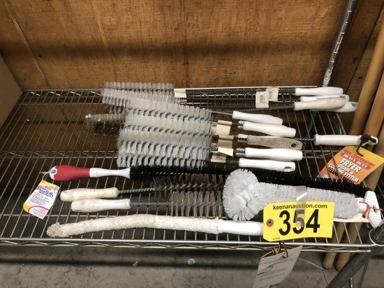 ASSORTED CLEANING BRUSHES