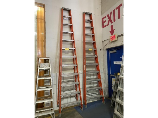 LOUISVILLE 12' FIBERGLASS STEP LADDER