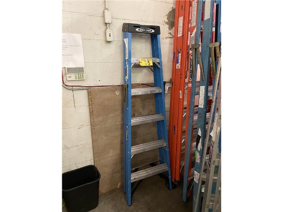 WERNER 6' FIBERGLASS STEP LADDER