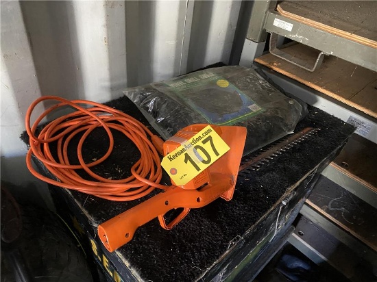 LOT: HEDGETRIMMER, GRILL COVER, ELECT. CORD