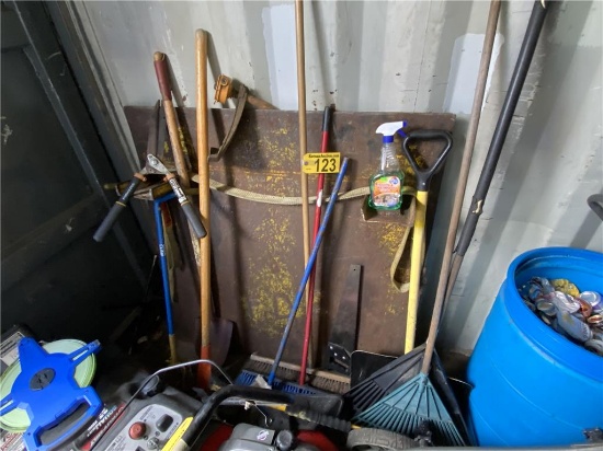 DOCK PLATE 4 X 4 WITH LONG HANDLED TOOLS