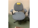 BLUE CLOTH UPHOLSTERED SWIVEL OFFICE CHAIR, ARMS