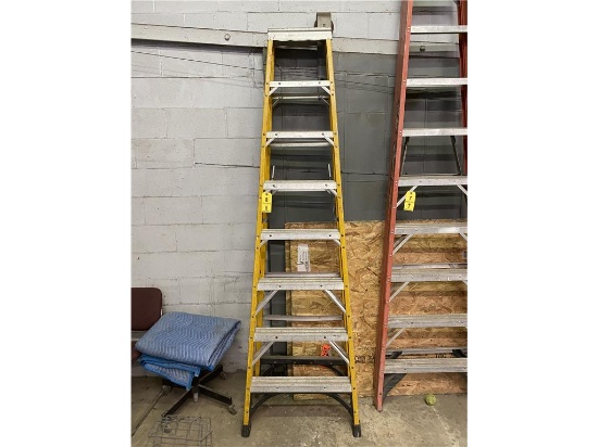 HUSKY 8' FIBERGLASS STEP LADDER