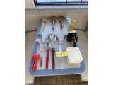 E-LOT: 33 UTENSILS, SPATULAS, SALT & PEPPER, CUTTING BOARDS, SCOOPS, CUPS