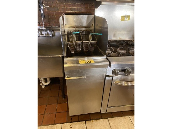 STAINLESS STEEL DEEP FAT FRYER, W/ (2) FRYER BASKETS, W/ (2) S/S SIDE PROTECTORS, NATURAL GAS