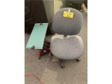 WHEELED OFFICE CHAIR W/COLLAPSIBLE TABLE