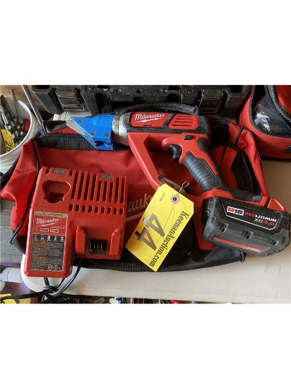 MILWAUKEE 2636-20 14-GAUGE DOUBLE CUT SHEER W/BATTERY CHARGER & M18 RED LITHIUM XC 4.0 BATTERY