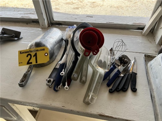 LOT: ASSORTED KITCHEN UTENSILS - MEASURING CUPS, SCOOPS, STRAINER, CAN OPENERS