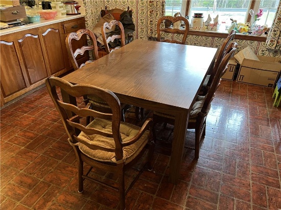 DINING ROOM TABLE W/3-LEAVES & 6-CHAIRS