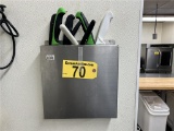 LOT: KNIFE RACK WITH (8) KNIVES