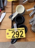 LOT: ASSORTED PLASTIC MEASURING CUPS