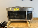 UNUSED - 2019 GE MODEL JVM6175SK2SS STAINLESS STEEL OVER-THE-RANGE MICROWAVE OVEN