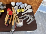 LOT OF ASSORTED KITCHEN UTENSILS, SOUP SPOONS, RUBBER SPATULAS, WOODEN SPOONS, LADLES