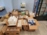 LOT OF ASSORTED SIZE PLASTIC CONTAINERS, CUPS & LIDS