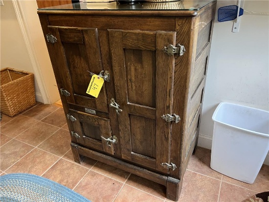 GIBSON'S CAMBRIA VINTAGE OAK 3-DOOR ICE BOX WITH GLASS TOP