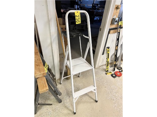 2' UTILITY STEP LADDER