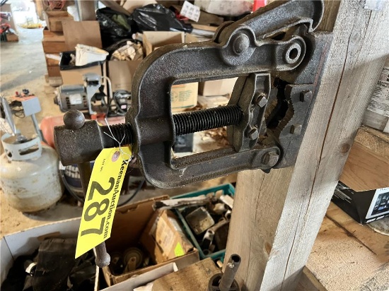 LOT: PIPE VISE & REAMER