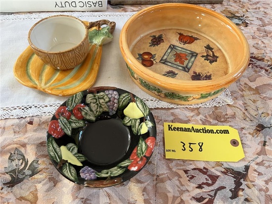 LOT: ASSORTED CERAMIC HOLIDAY SERVING BOWLS & PLATES