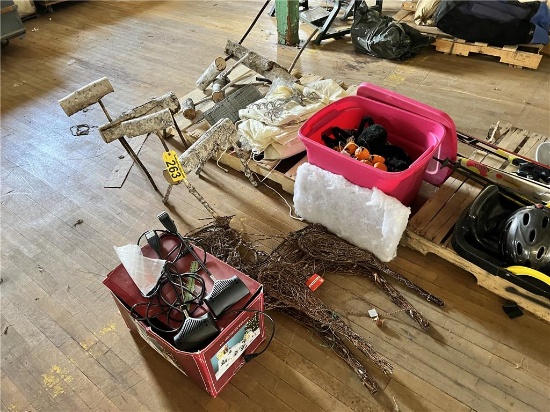 FLOOR 3: LOT: ASSORTED HOLIDAY DECORATIONS