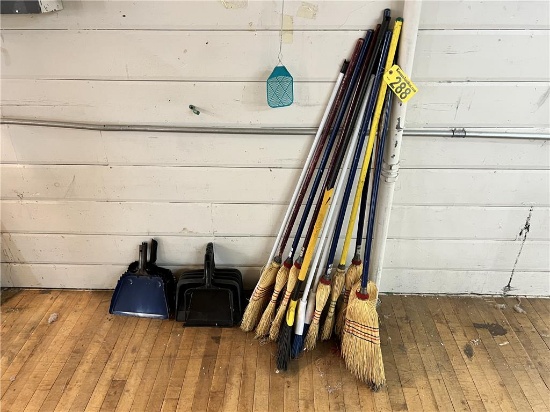 FLOOR 2: LOT: LONG HANDLE TOOLS, BROOMS AND DUST PANS