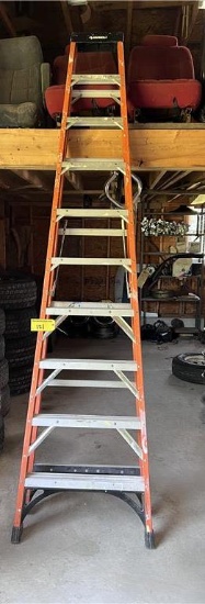 HUSKY 10' FIBERGLASS STEP LADDER