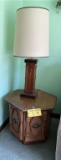 LOT: 2-MATCHING END TABLES W/ 2-LAMPS & FORK & SPOON DÉCOR