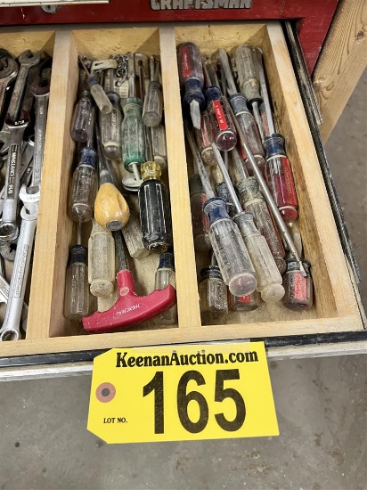 LOT OF ASSORTED SCREW DRIVERS