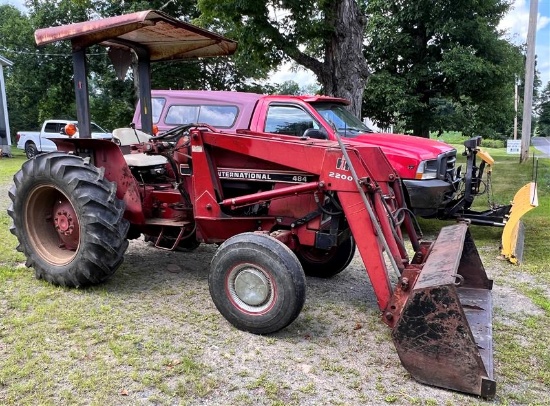 1983 INTERNATIONAL HARVESTER MODEL 484 TRACTOR, 1,703 HOURS, 3-POINT HITCH, MODEL 2200 LOADER