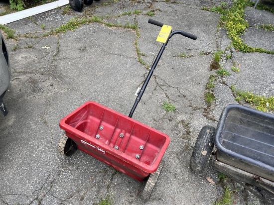TRUE TEMPER CYCLONE FERTILIZER SPREADER
