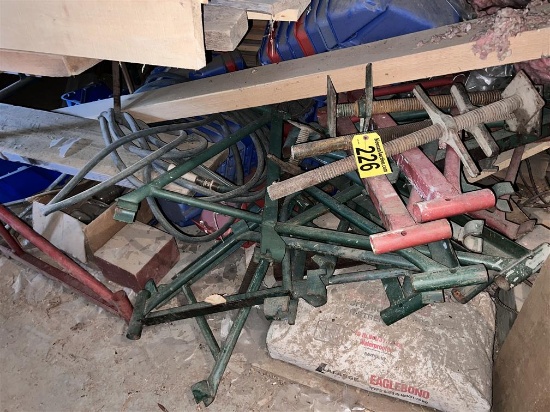 LOT: 12+/- SCAFFOLDING SIDE BRACKETS, SCREW JACKS