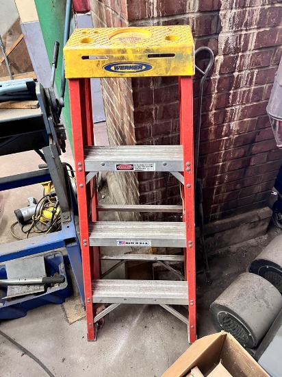 4' FIBERGLASS STEP LADDER