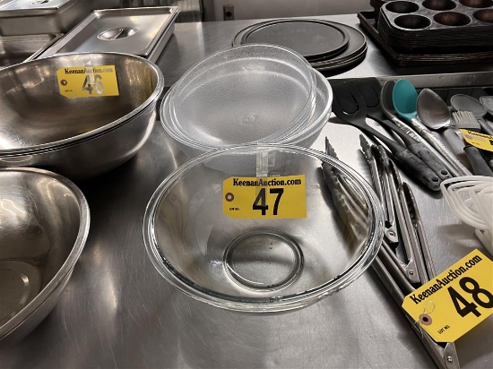 LOT: 10.5" PYREX GLASS BOWL (CHIPPED), 5-PLASTIC SALAD BOWLS