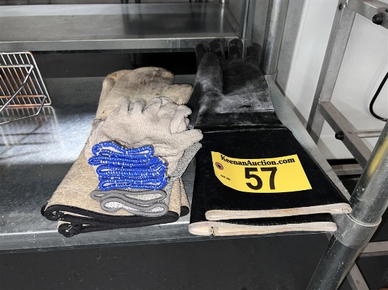 LOT: OVEN MITTS