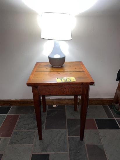 LOT: TABLE LAMP & SIDE TABLE