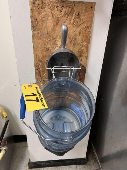 SAN JAMAR SAF-T-ICE SI6000 6-GAL. ICE TOTE W/ SCOOP SCOOP