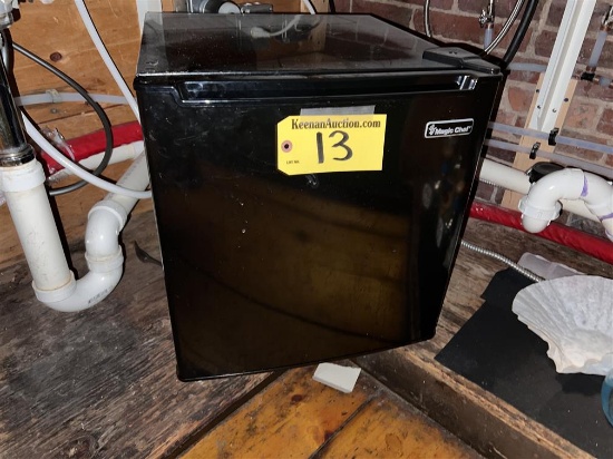 MAGIC CHEF MINI REFRIGERATOR