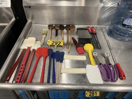 LOT OF ASSORTED KITCHEN UTENSILS: