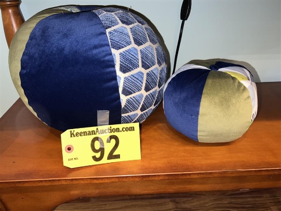 LOT: 2-ACCENT PILLOWS